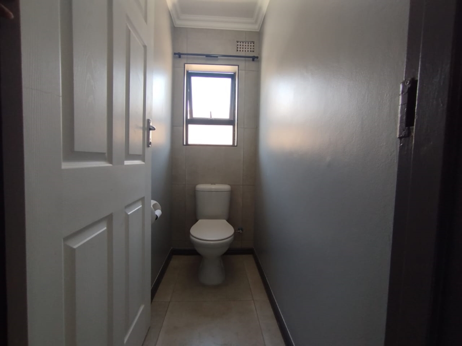 To Let 4 Bedroom Property for Rent in Louwville Western Cape